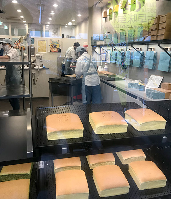 焼きたての純生カステラが置かれています。